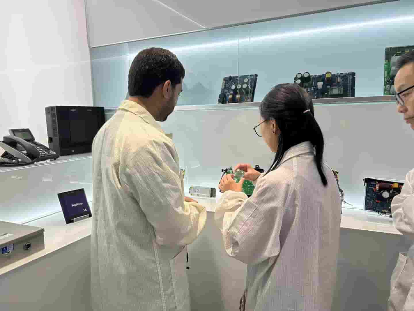 About 4 Technical staff communicate with customers